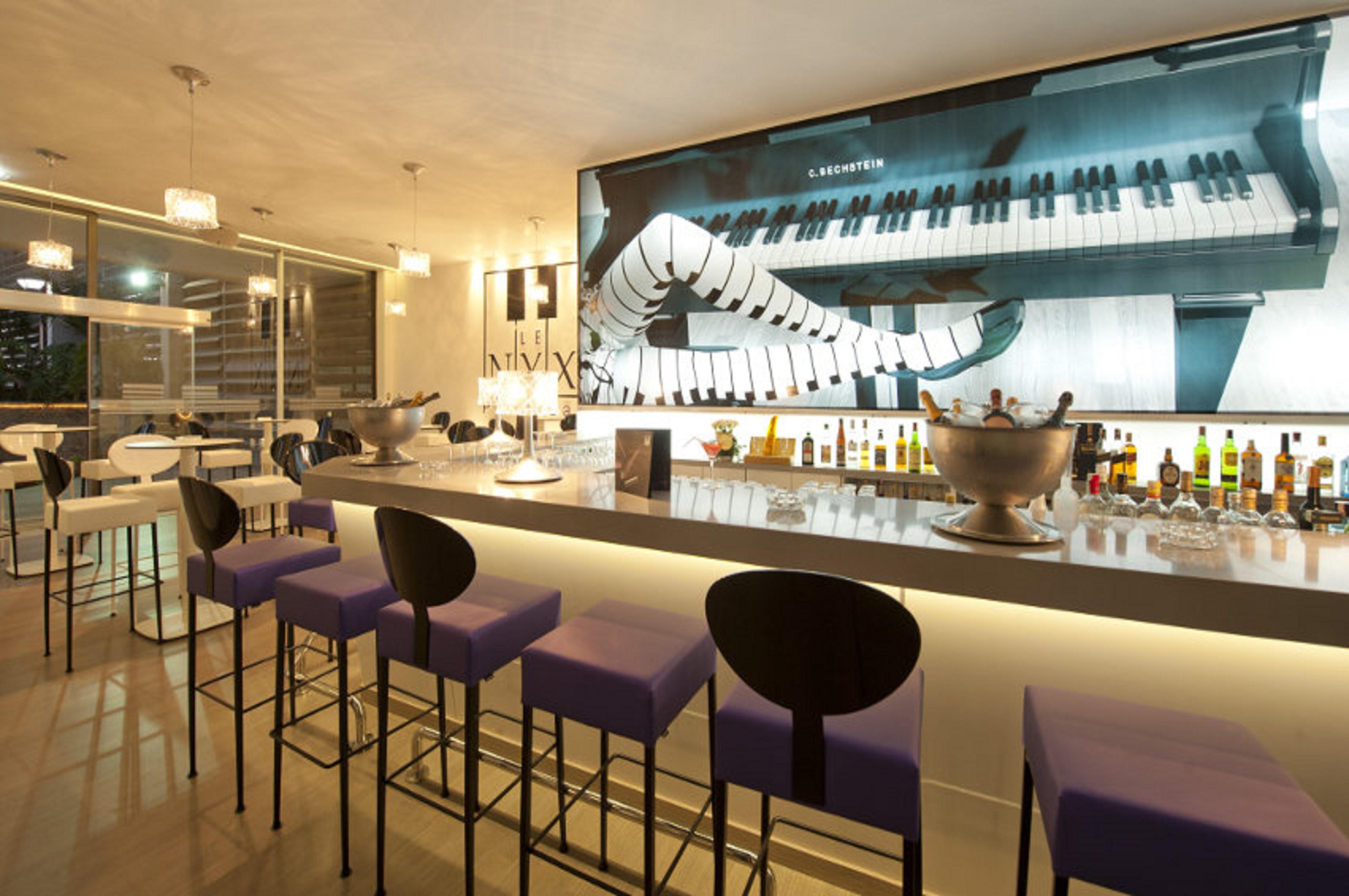 Moevenpick Hotel & Casino Malabata Tanger Ngoại thất bức ảnh The bar at the 100 Queen's Gate